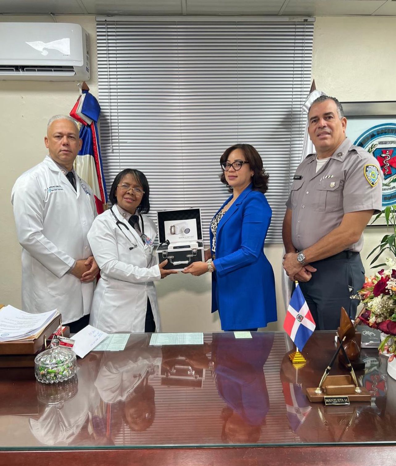 ASEOPNA dona equipo de rayos X portátil al Hospital General de la Policía Nacional.