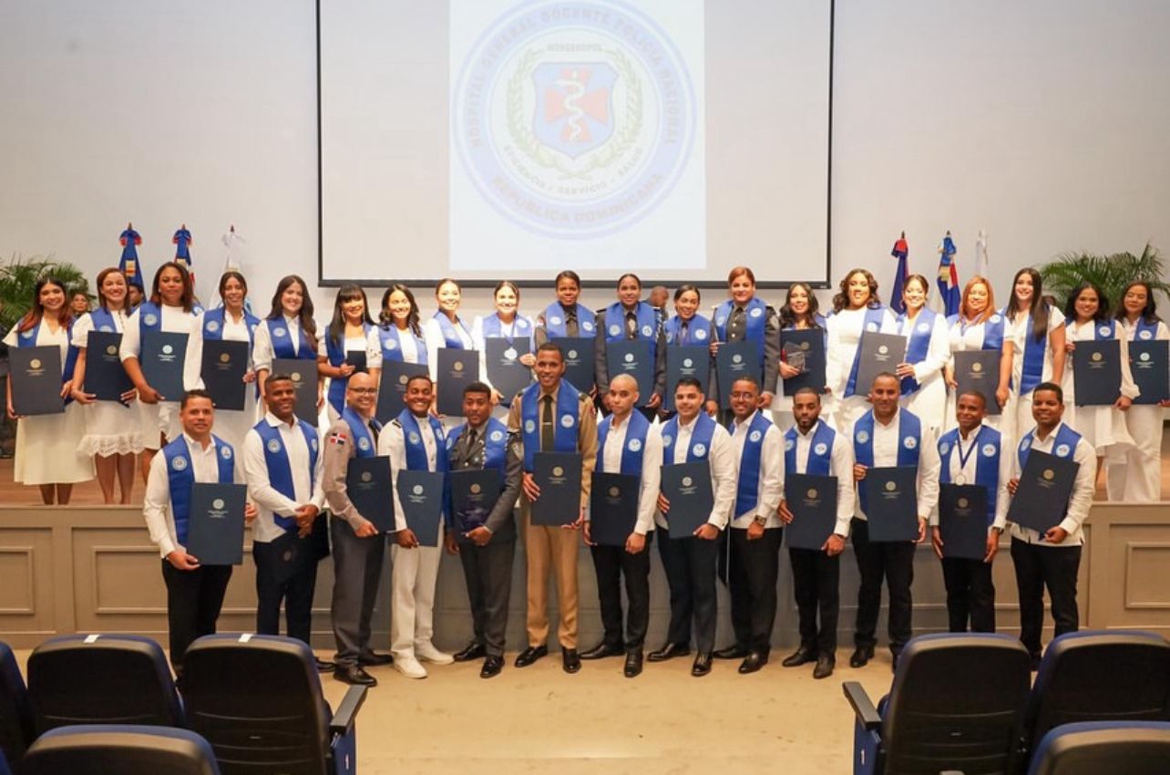 Hospital General Docente de la Policía Nacional celebra acto de graduación de residencias médicas