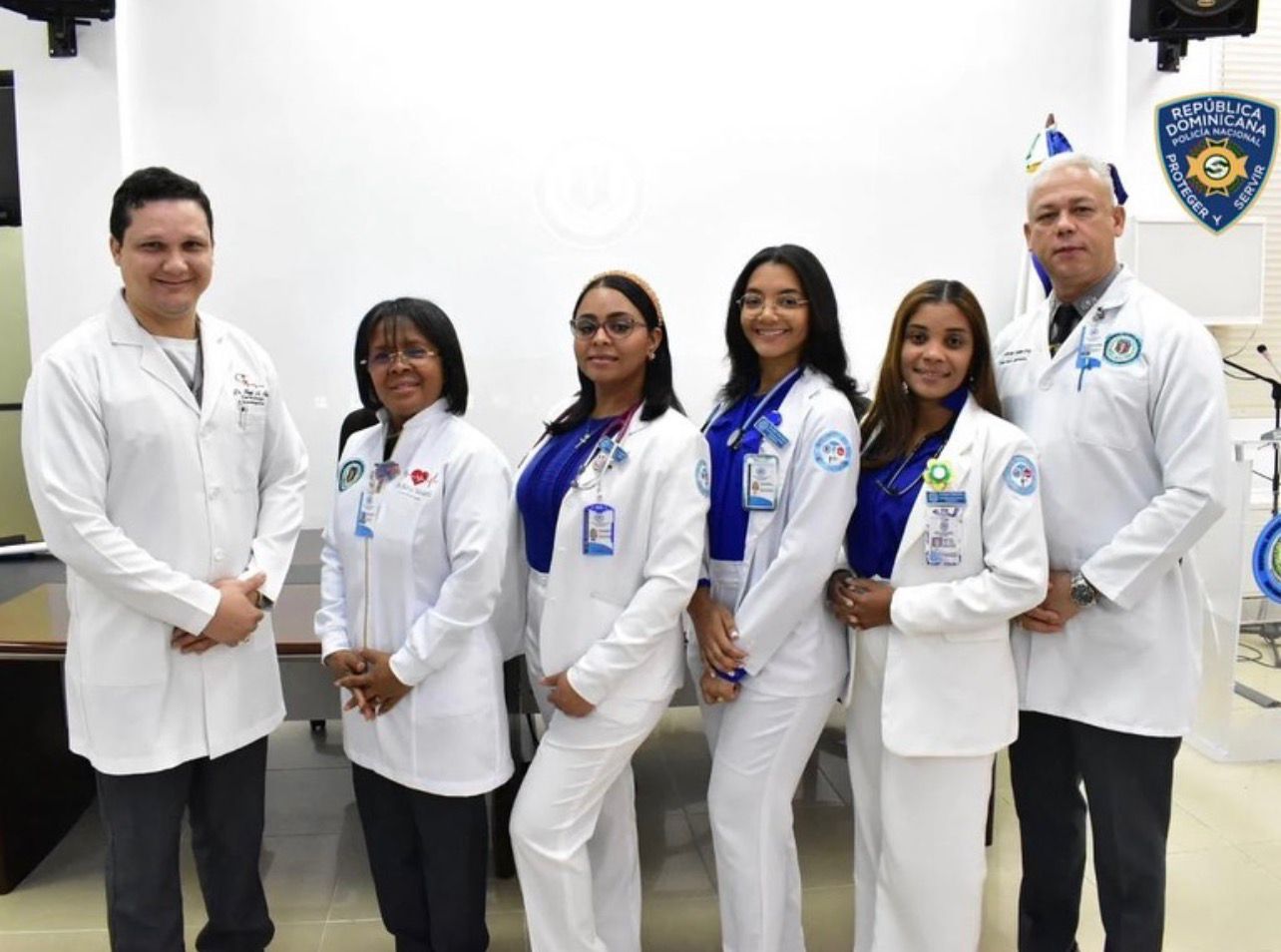Hospital General Docente de la Policía Nacional reconoce a médicos residentes premiados en el XIX Congreso de ADOMEINT 2025
