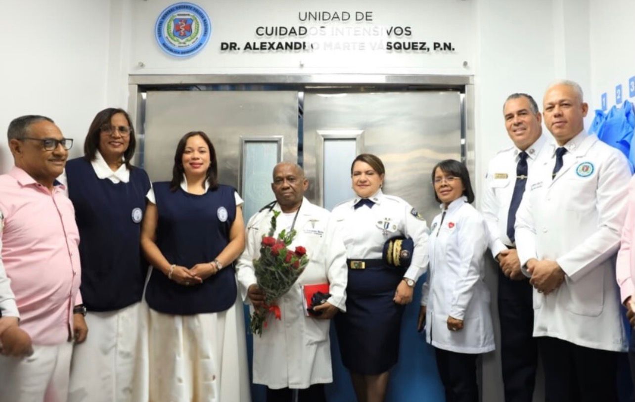Acto de designación de la Unidad de Cuidados Intensivos del HOSGEDOPOL con el nombre del coronel médico Dr. Alexandro Marte Vázquez