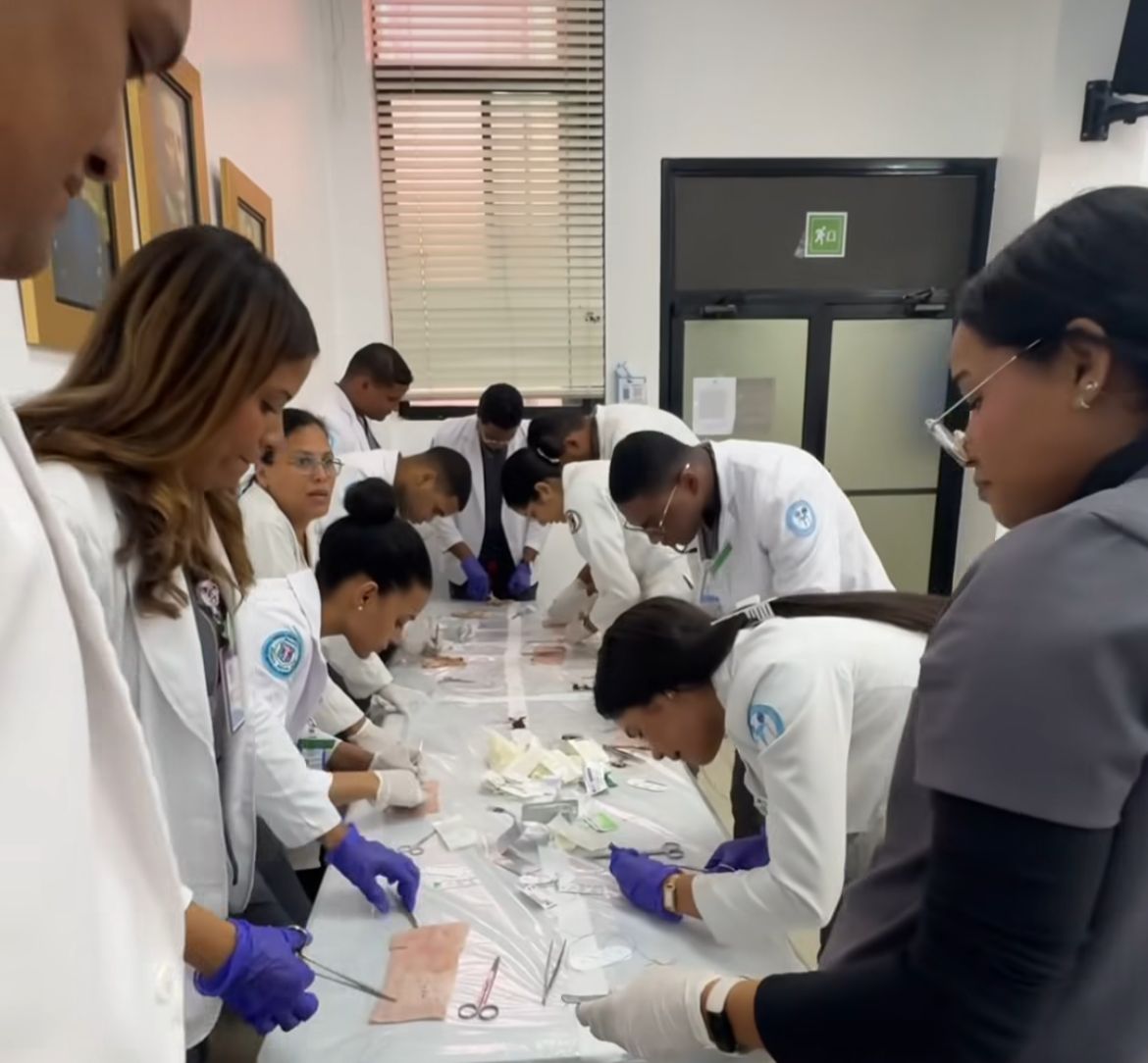 HOSGEDOPOL realiza taller de “Sutura Avanzada” dirigido a médicos residentes de cirugía
