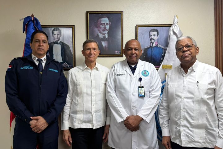 Subdirector operativo coronel médico  infectólogo Héctor Balcacer; Ministro de Relaciones Exteriores R.D. Roberto Álvarez; Director ejecutivo HOSGEDOPOL, Juan A.Paredes; Viceministro de Política Exterior, Rubén Arturo Silié.